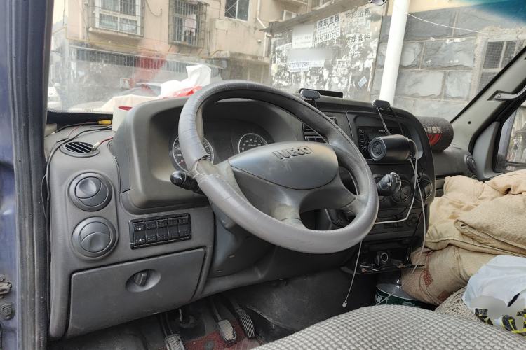 Used Iveco Power Daily 2013 2.8T-V36 Box Truck Center Console