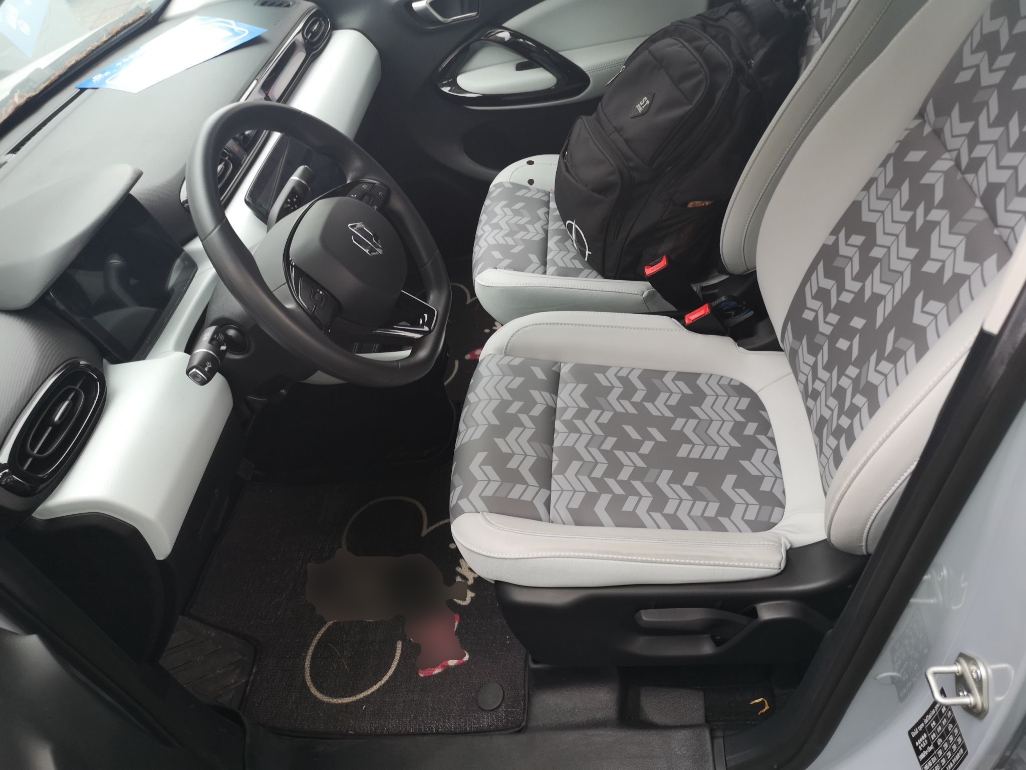 المقاعد الأمامية داخل السيارة