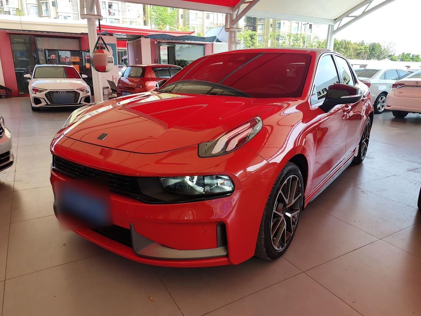 تحت مقدمة السيارة