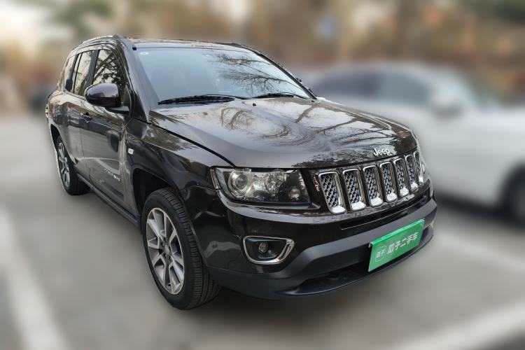Used Jeep Compass 2014 2.0L two-wheel drive luxury version Front Right 45 Deg