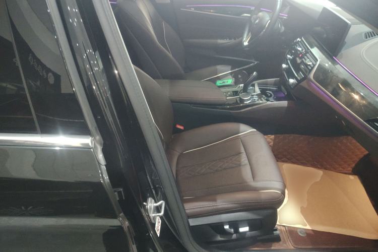 Used BMW 5 Series 2022 Restyled 525Li Luxury Package Right Front Seat