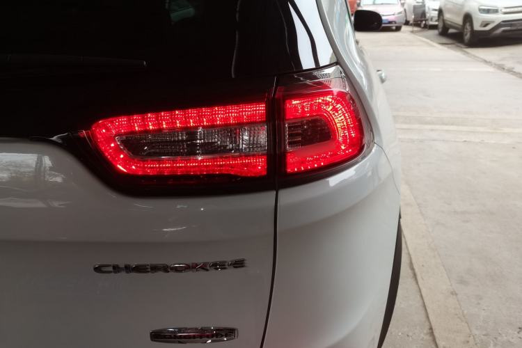 Used Jeep Cherokee 2016 2.4L Leading Edition
