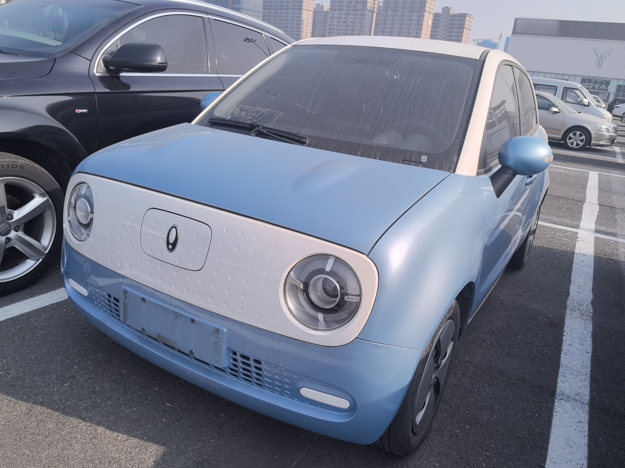 Под передней частью автомобиля