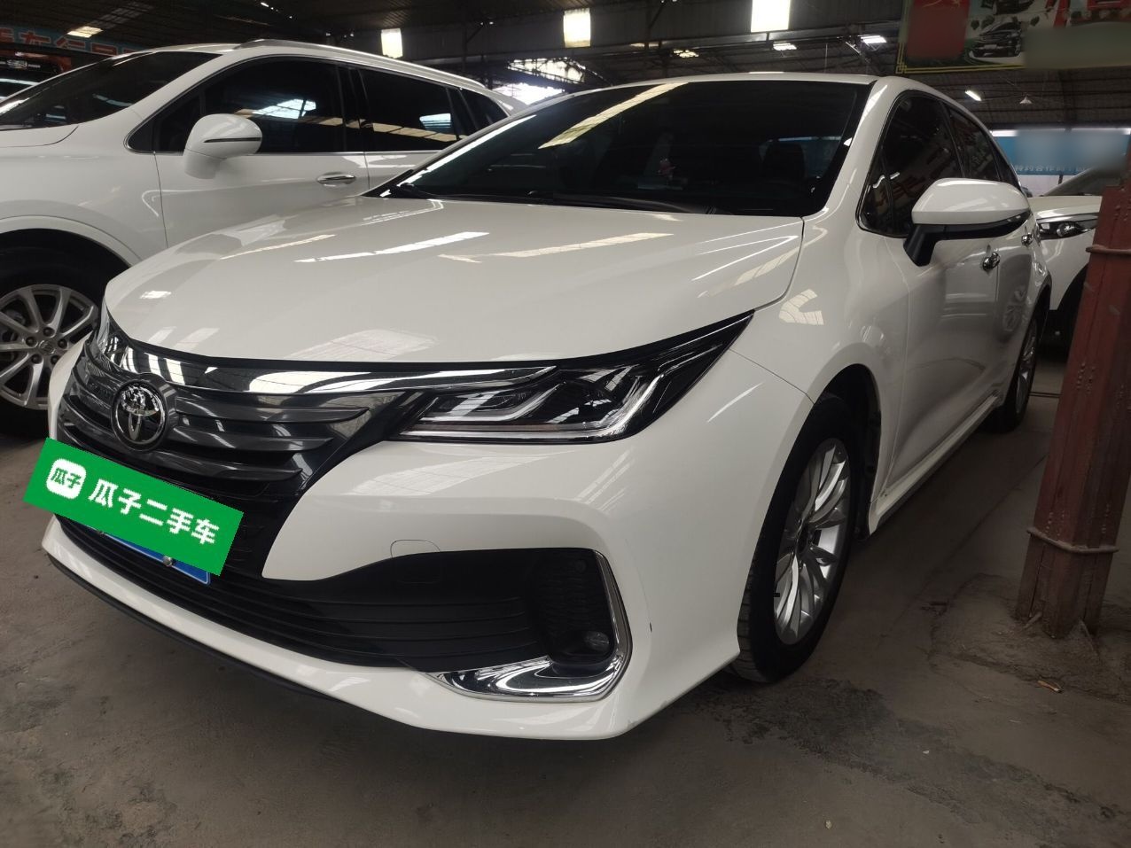 تحت مقدمة السيارة