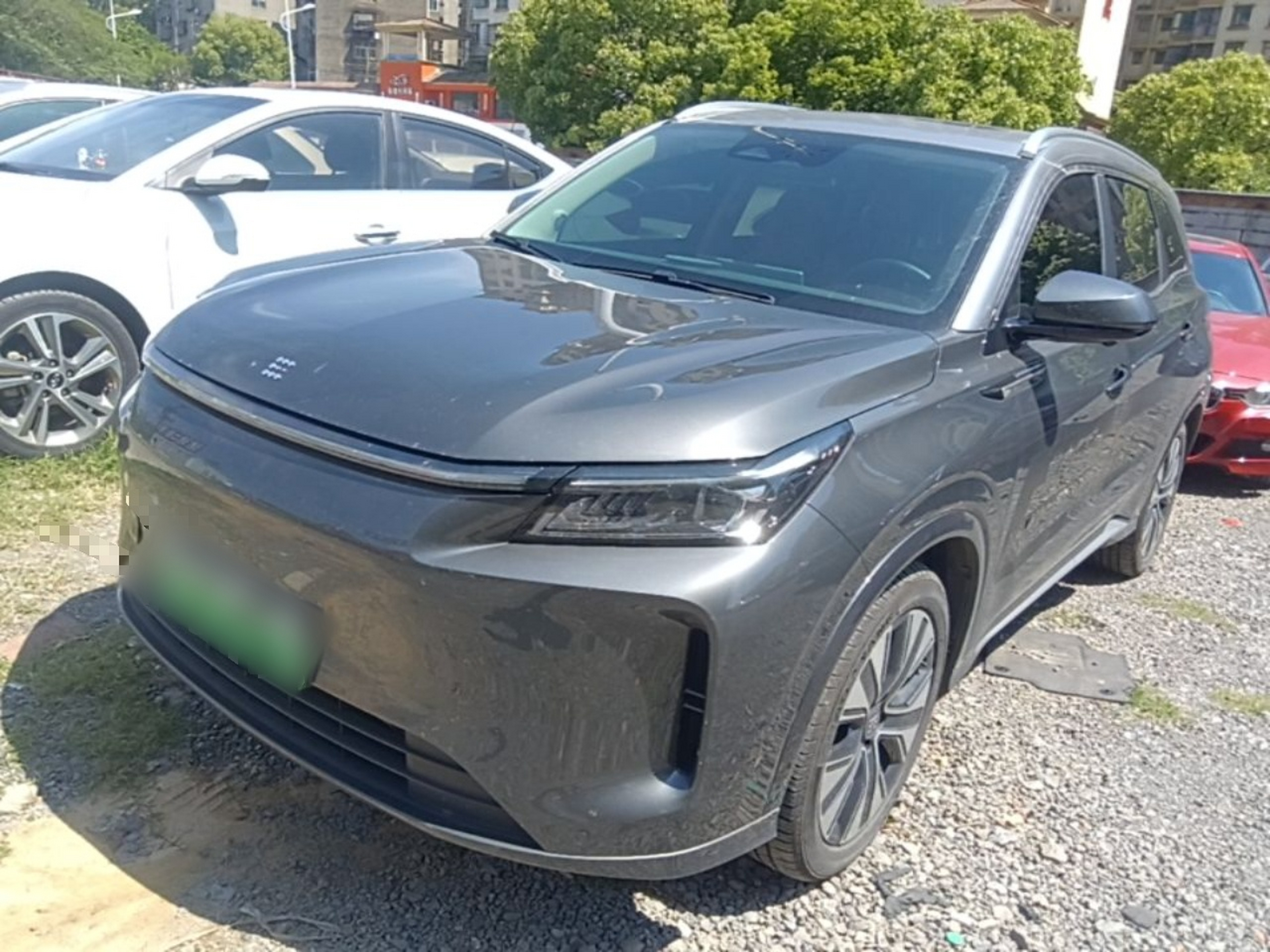 Под передней частью автомобиля