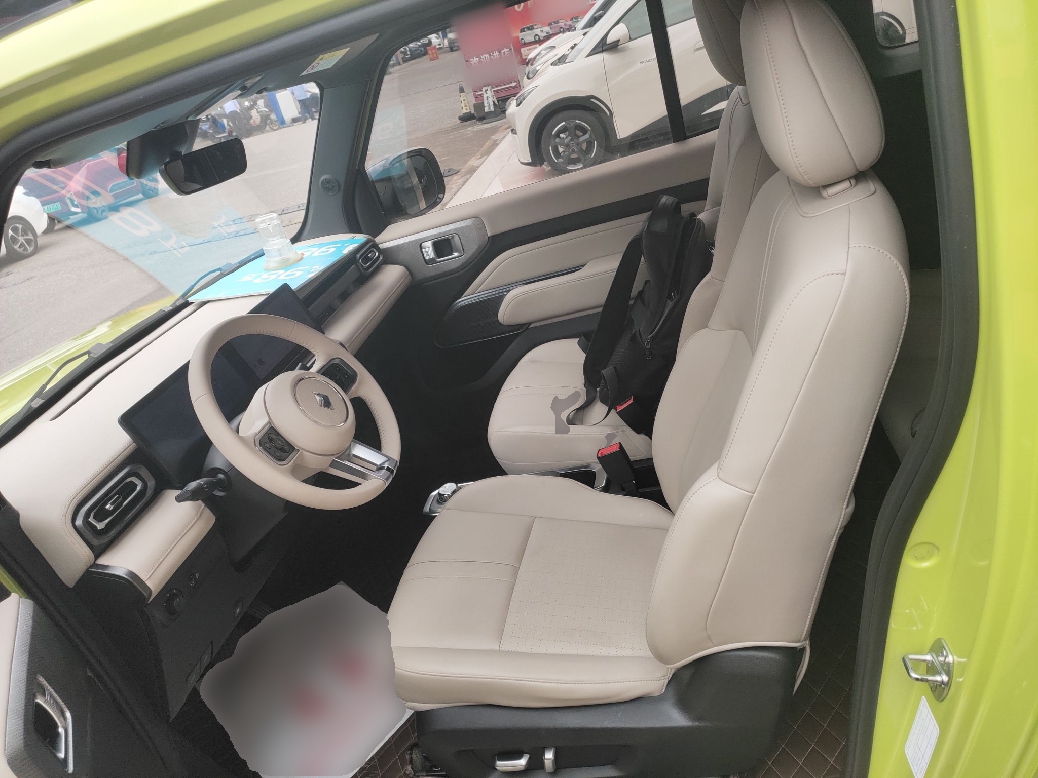 المقاعد الأمامية داخل السيارة