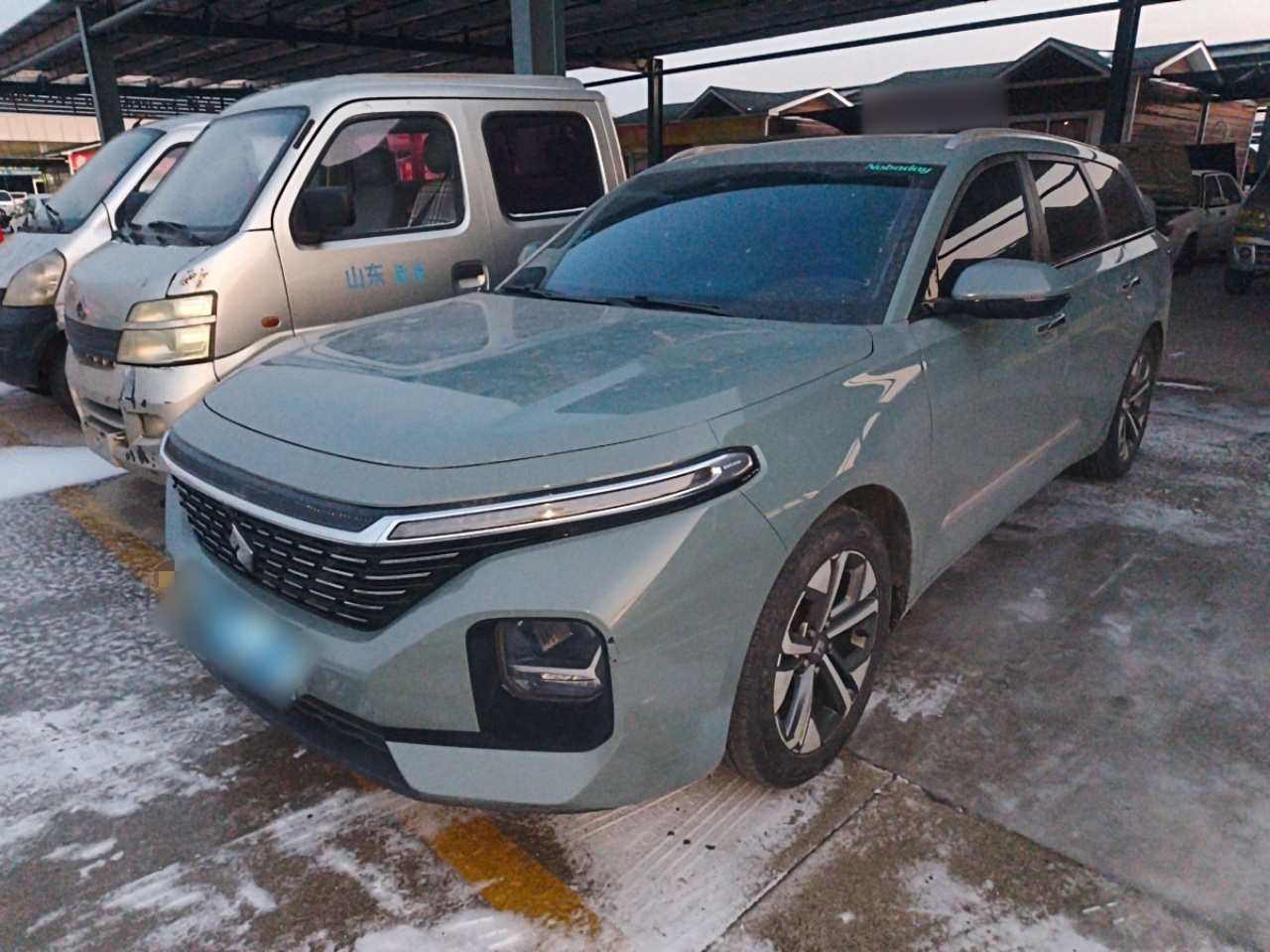 Под передней частью автомобиля