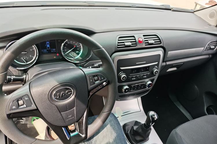 Used JAC Group T6 2022 2.0T Diesel Two-Wheel Drive Engineering Version with Long Wheelbase Center Console