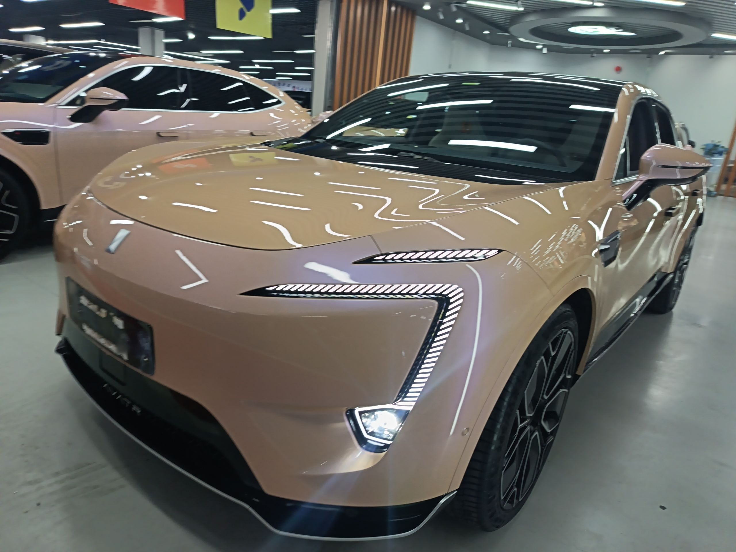 Под передней частью автомобиля