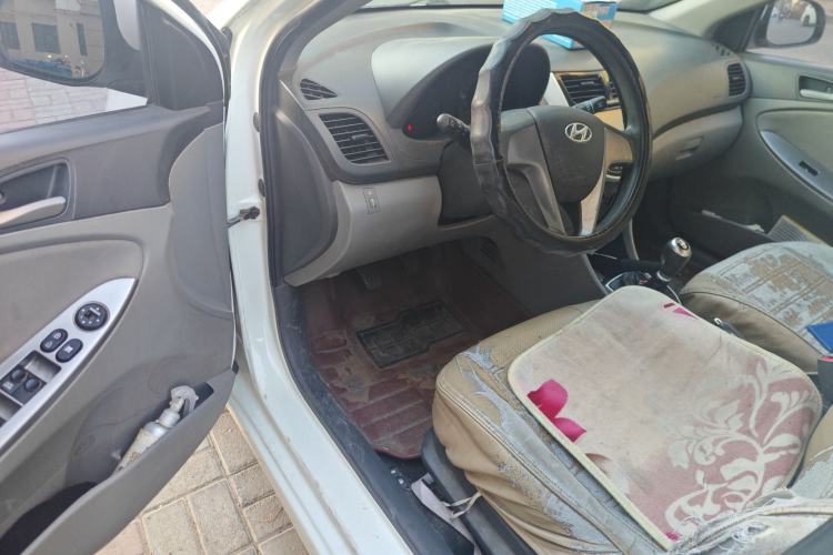 Used Hyundai Verna (older generation) 2014 1.4L Manual Smart GLS Trim Interior 3