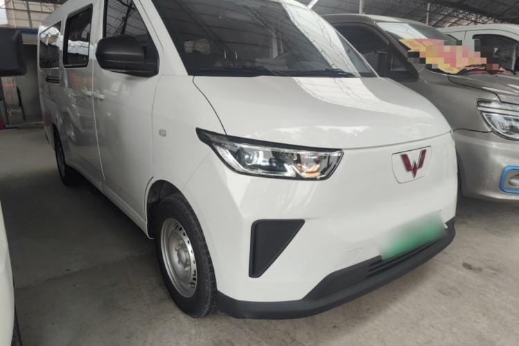 Used Wuling Yangguang 2024 300KM Comfort Version Passenger Van 75kW
