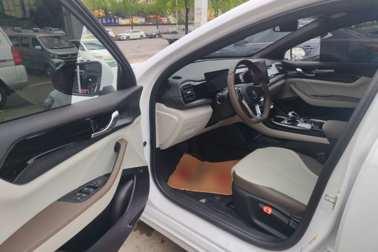 Used BYD Qin PLUS 2024 HONOR Edition DM-i 55KM Leading Model Driver Seat