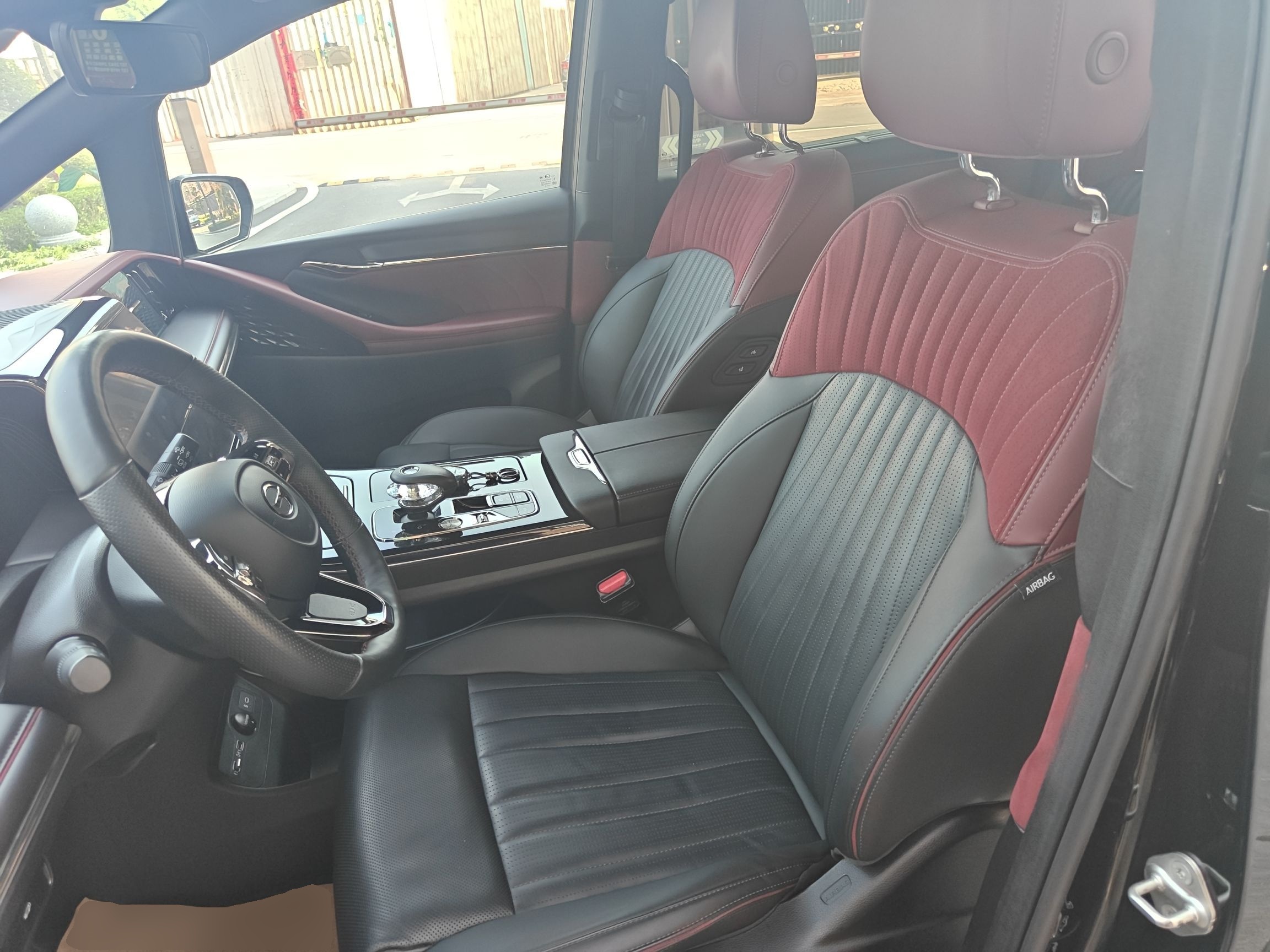 Переднее сиденье в автомобиле