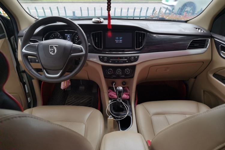 Used Baojun 730 2016 1.5L Manual Comfort Version 7 Seats China V Emission Standard Center Console
