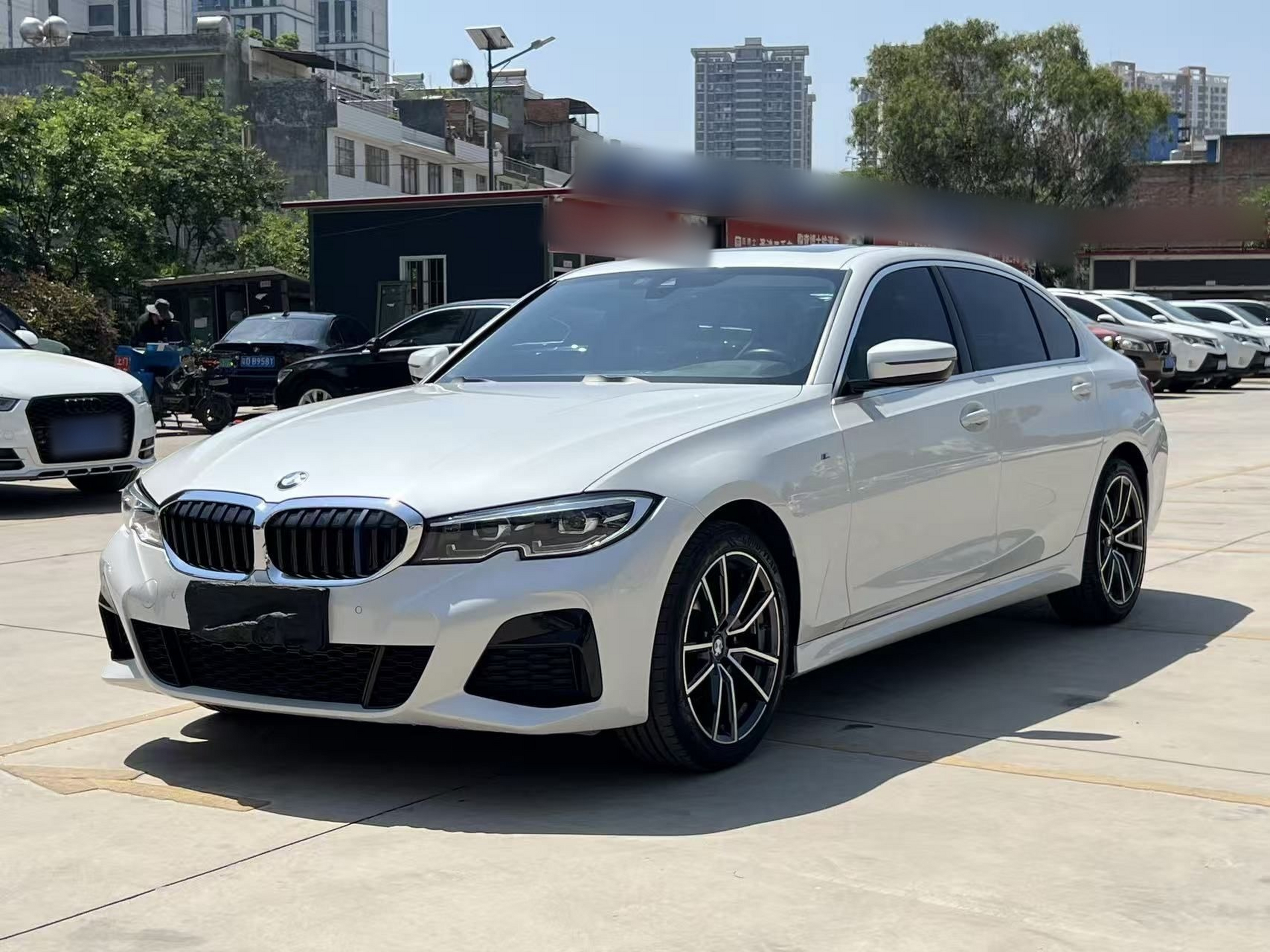 Под передней частью автомобиля