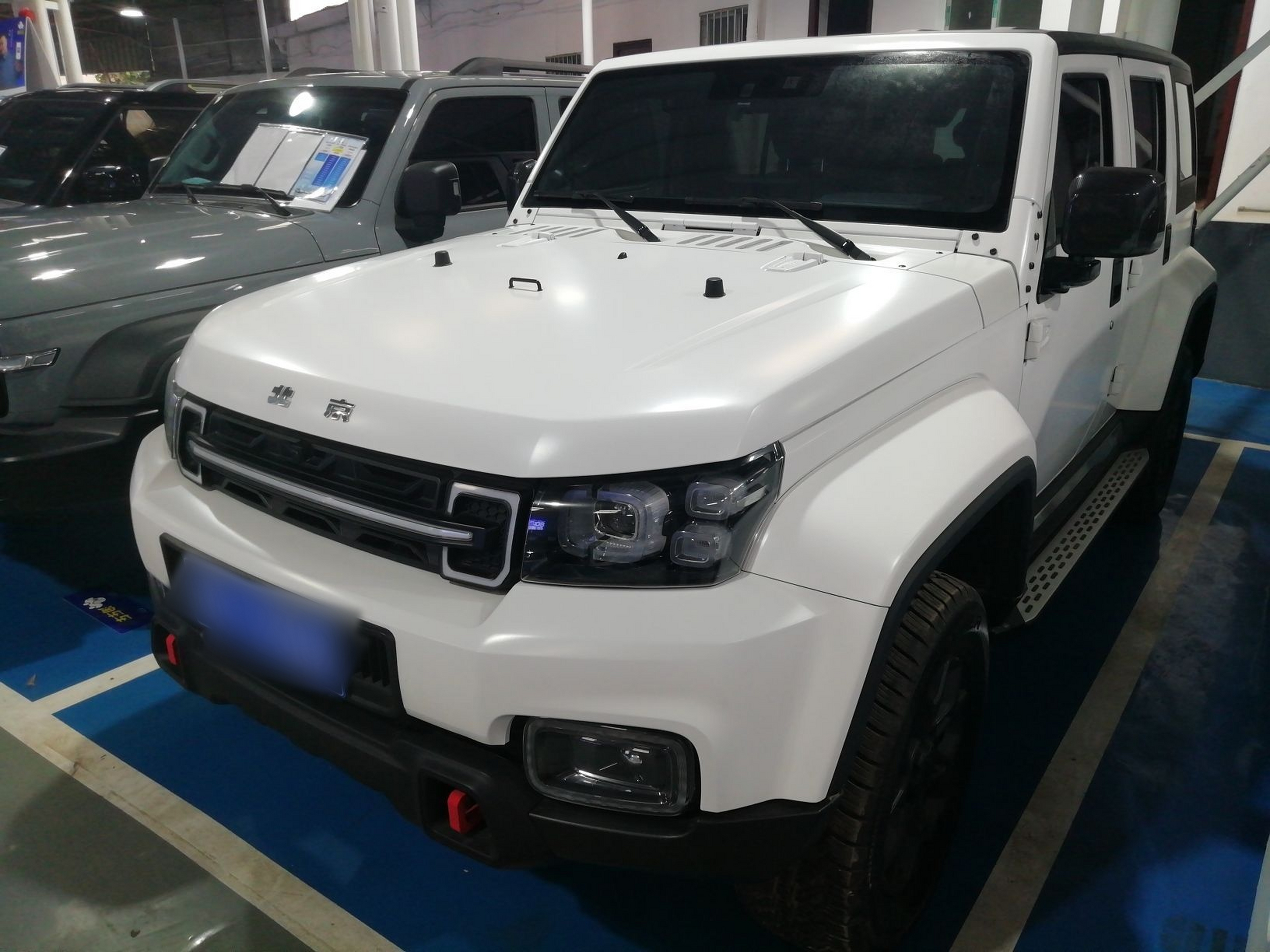 تحت مقدمة السيارة