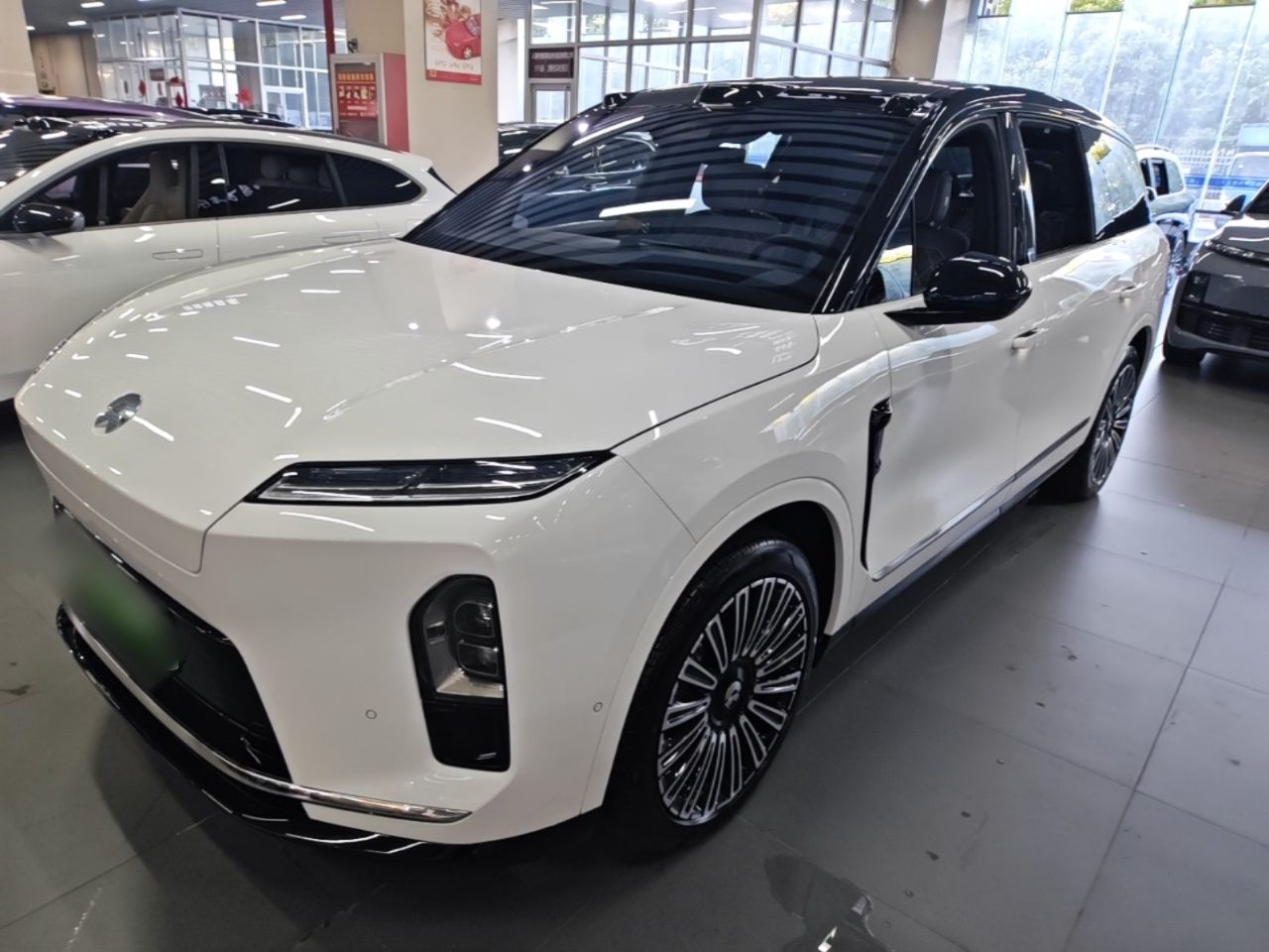 Unter der Vorderseite des Autos