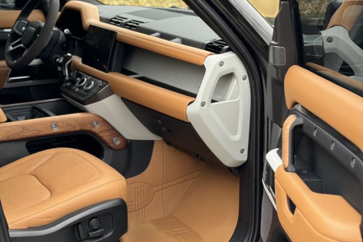 Used Land Rover Defender 2023 Facelift 110 3.0T P400 Dark Edition
