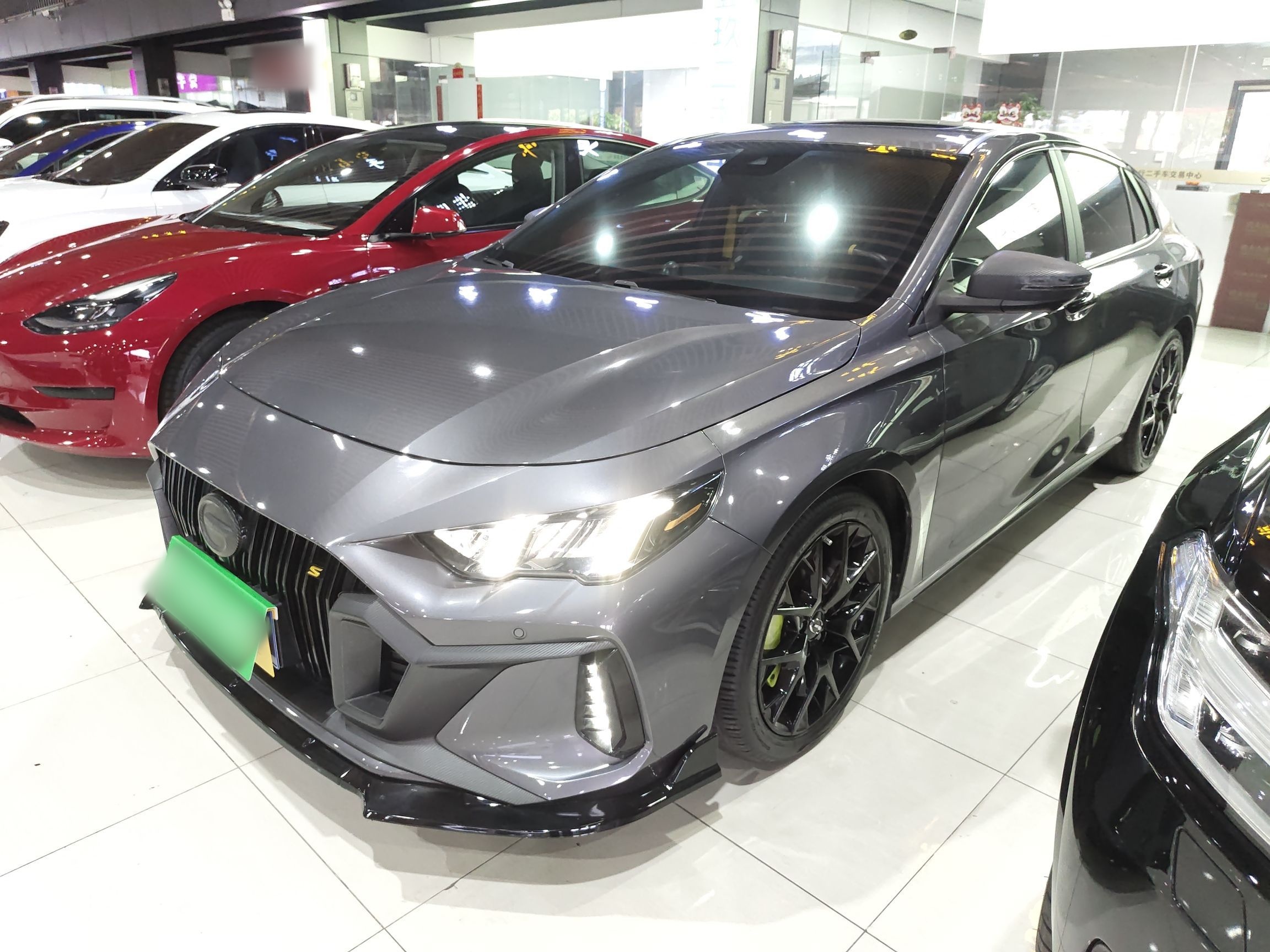 تحت مقدمة السيارة