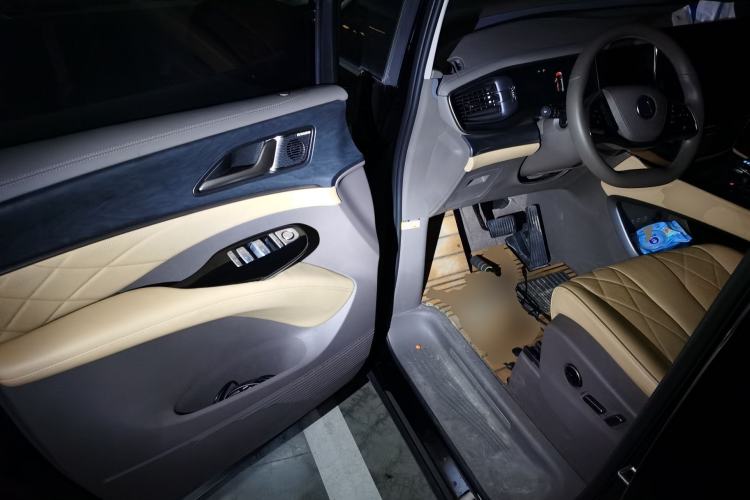 Used Denza D9 2022 DM-i 1040 Prestige Model
