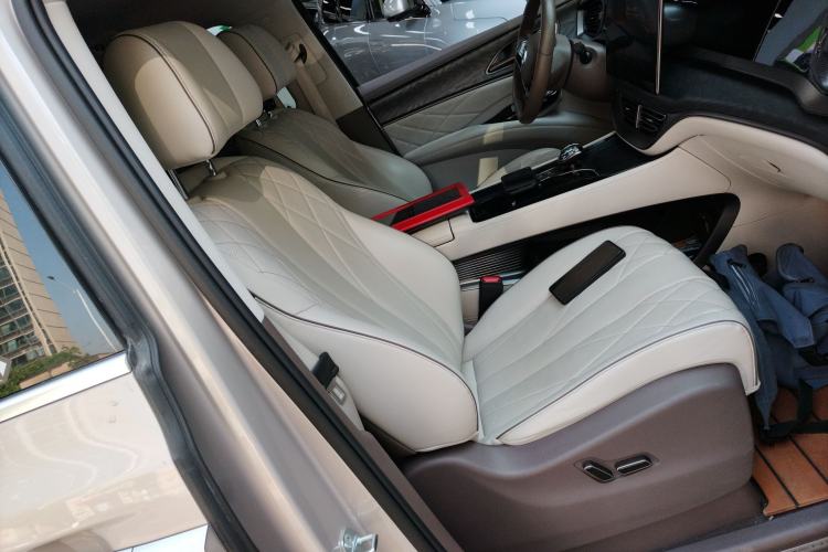 Used Denza D9 2022 DM-i 1040 Prestige Model
