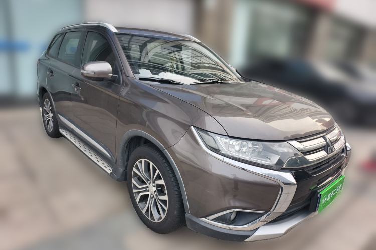 Used Mitsubishi Outlander 2018 2.0L Two-Wheel Drive Glory Edition 5 Seats Front Right 45 Deg