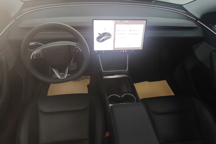 Used Tesla Model Y 2025 Rear-Wheel Drive First Edition Center Console