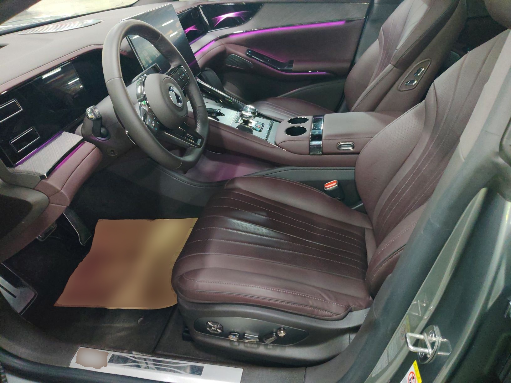 Переднее сиденье в автомобиле