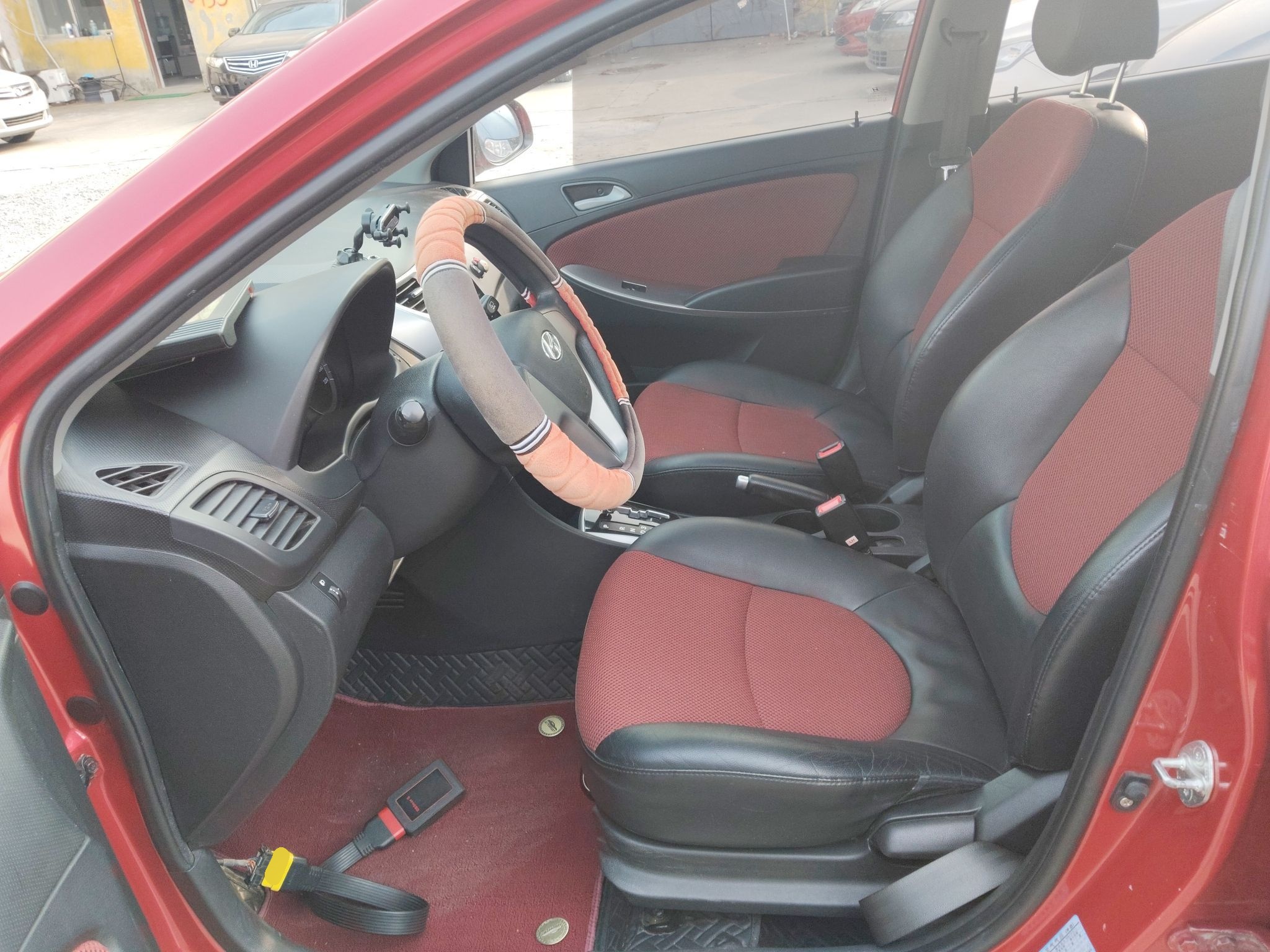 المقاعد الأمامية داخل السيارة