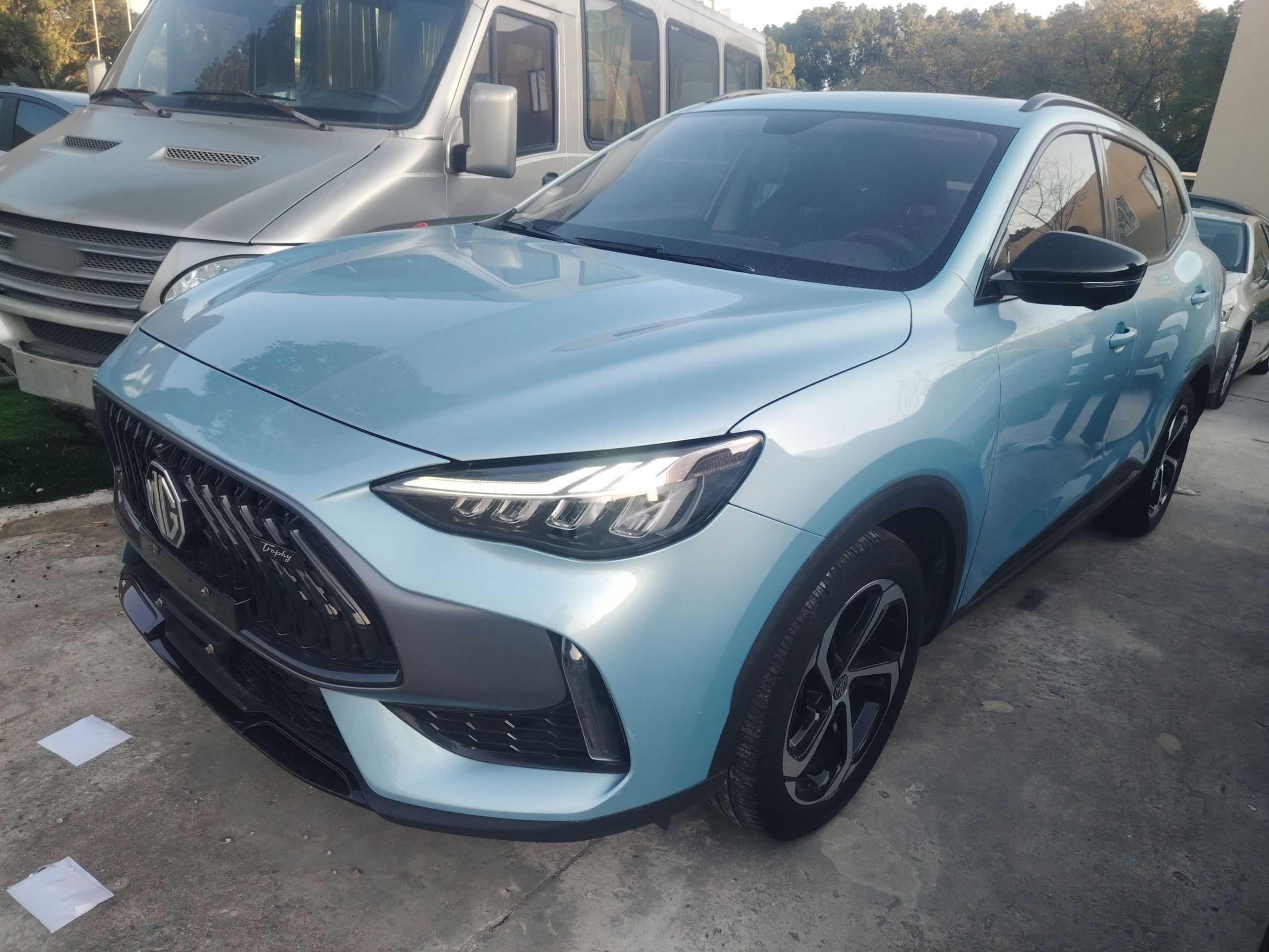 تحت مقدمة السيارة