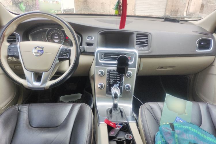 Used Volvo S60 2014 S60L 2.0T Zhiyuan Edition
