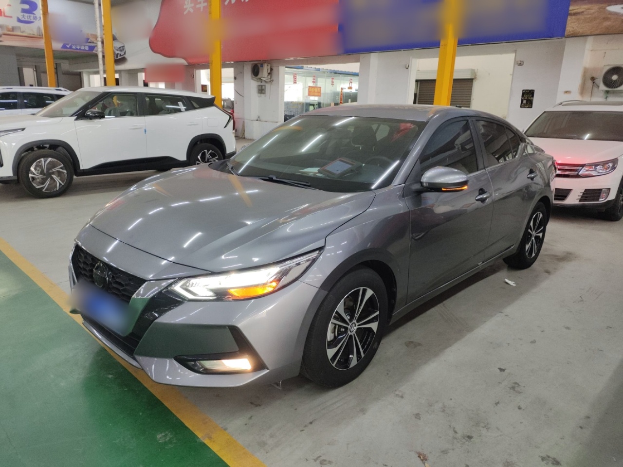 تحت مقدمة السيارة