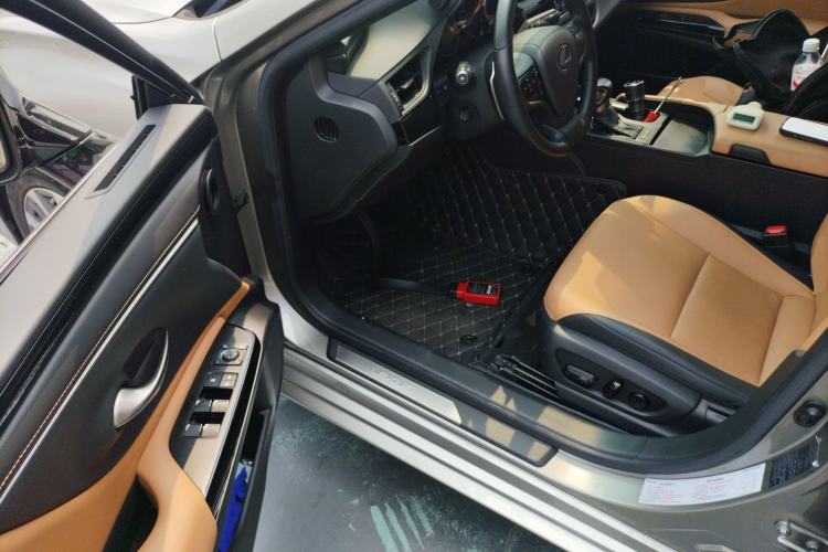 Used Lexus ES 2022 200 Excellence Edition Driver Seat