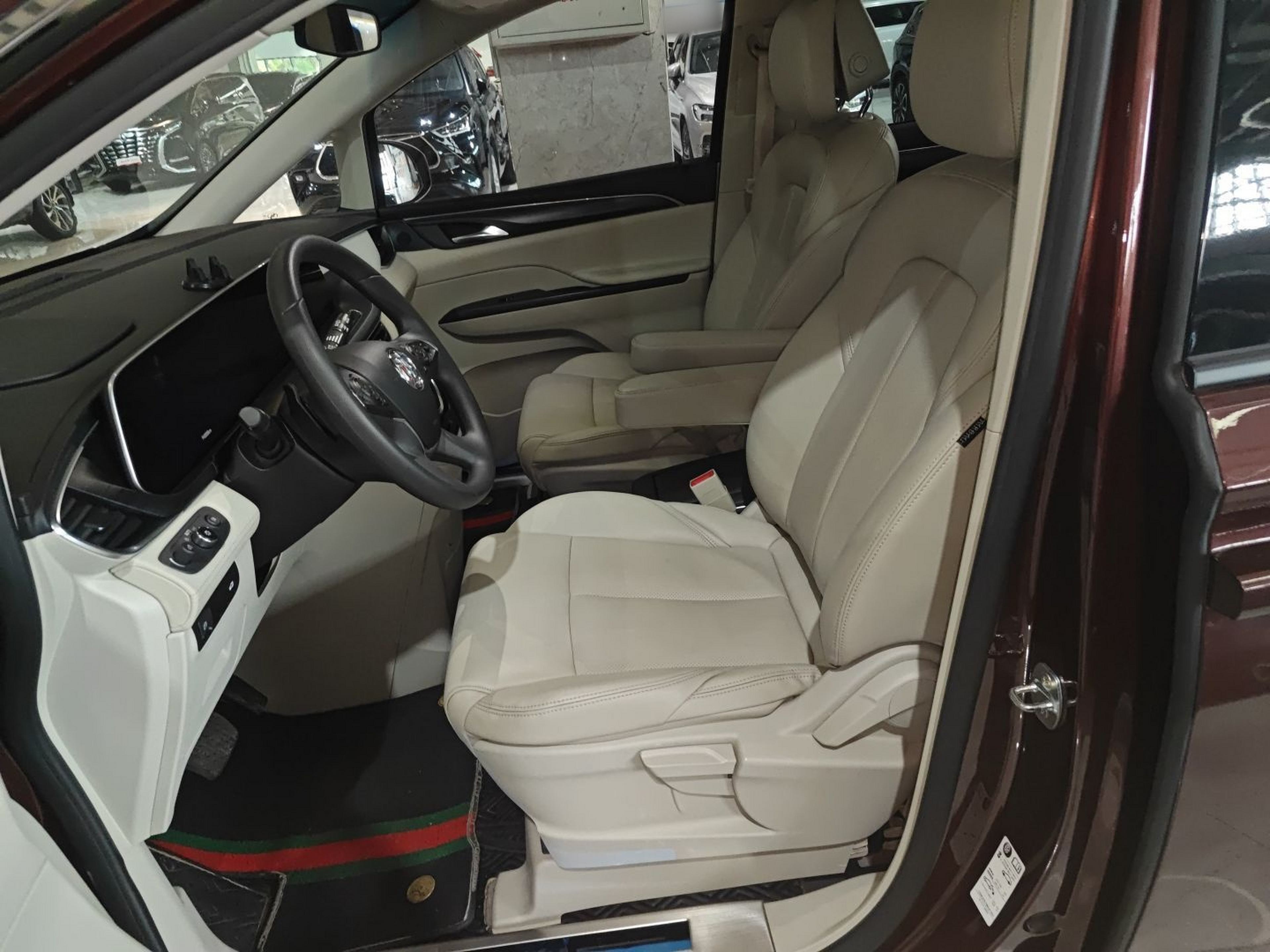 المقاعد الأمامية داخل السيارة