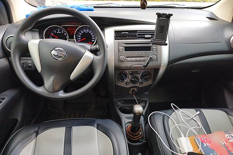 Used Nissan Livina 2013 Jingrui 1.6XL Manual Comfort Edition Center Console