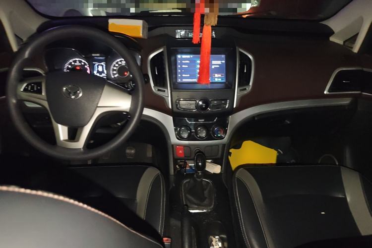 Used HYOSOW H3 2015 1.5L manual Comfort trim level Center Console