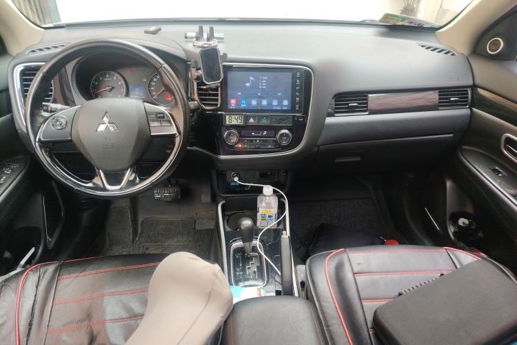 Used Mitsubishi Outlander 2018 2.0L Two-Wheel Drive Glory Edition 5 Seats Center Console