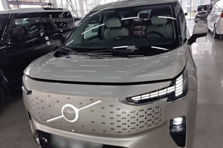 Used Volvo EM90 2025 Ultra Six-Seater