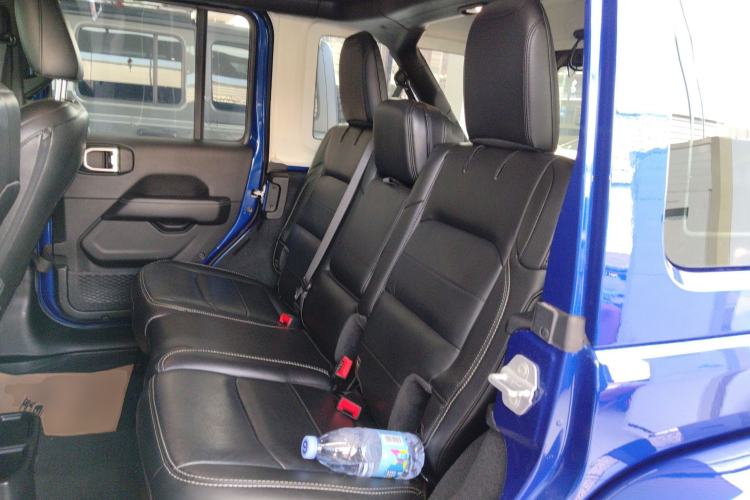 Used Jeep Wrangler 2019 2.0T Sahara Four-Door Brilliant Top Version China VI Emission Standard