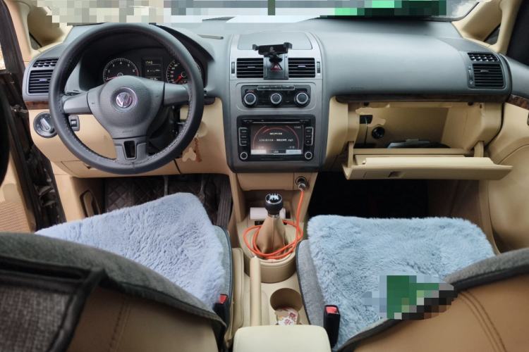 Used Volkswagen Touran 2011 1.4T Manual Zhiya Edition 5 Seats Center Console