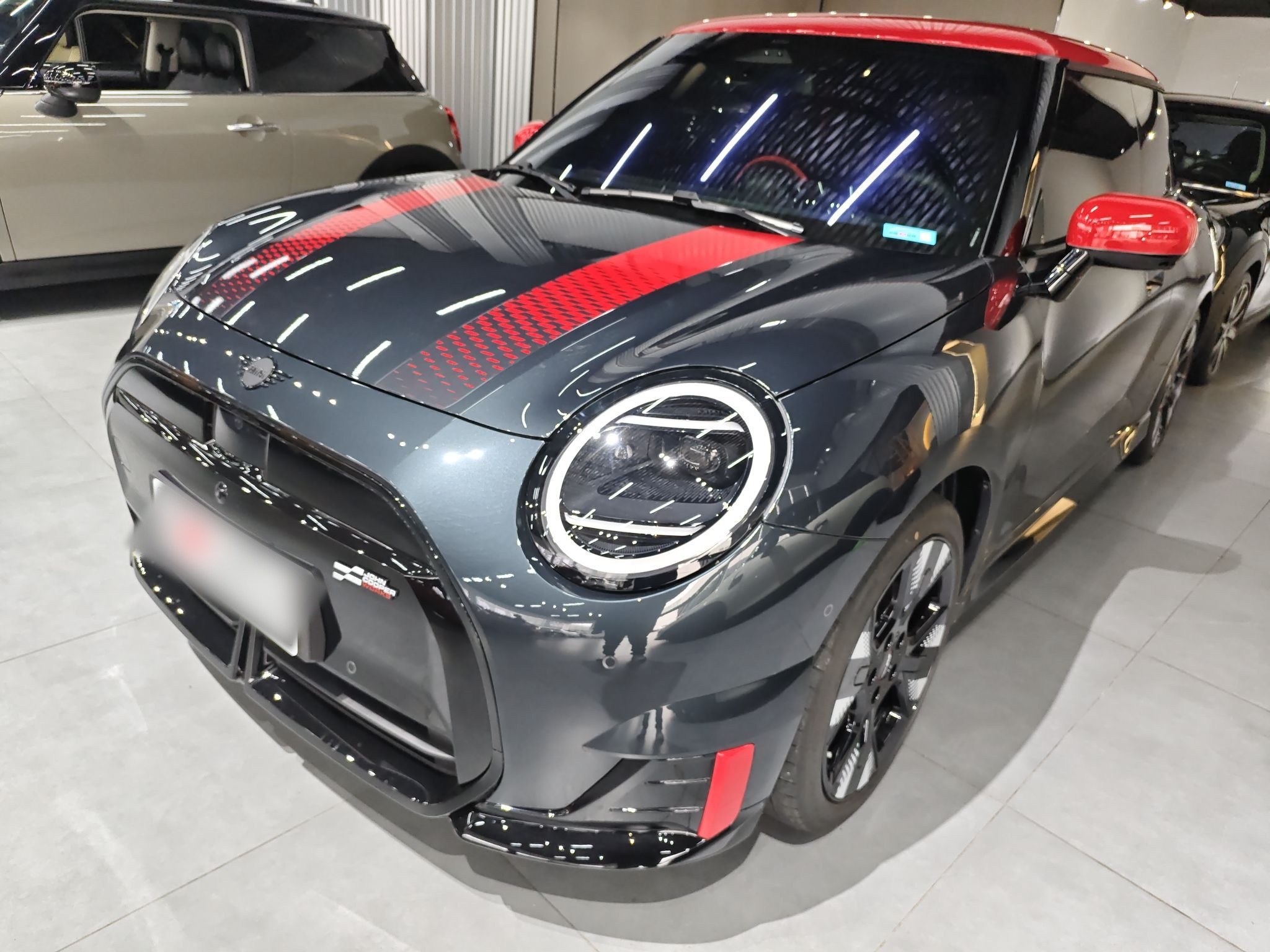 تحت مقدمة السيارة