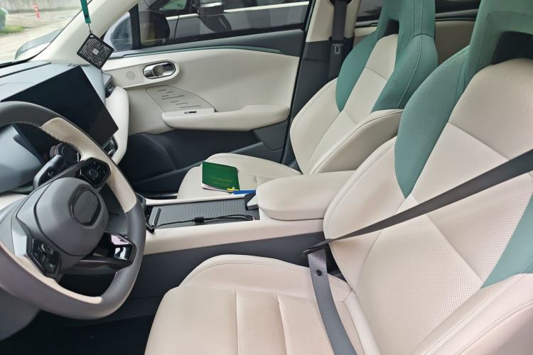 Used Lynk & Co 06 EM-P 2023 EM-P 126 Long-Range Halo Left Front Seat