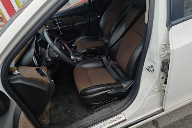 Used Chevrolet Cruze 2013 Hatchback 1.6L Manual Luxury Model
