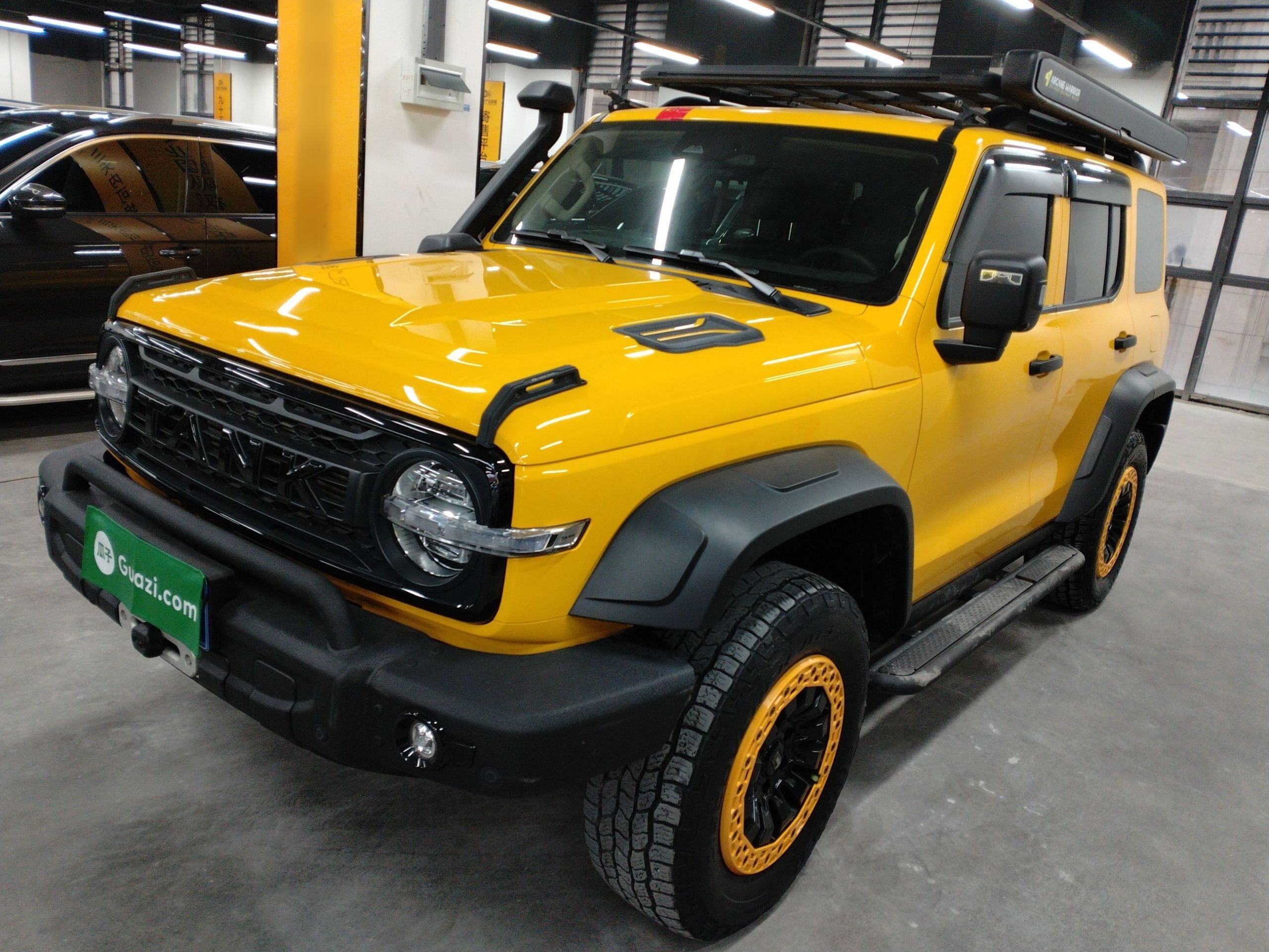 تحت مقدمة السيارة