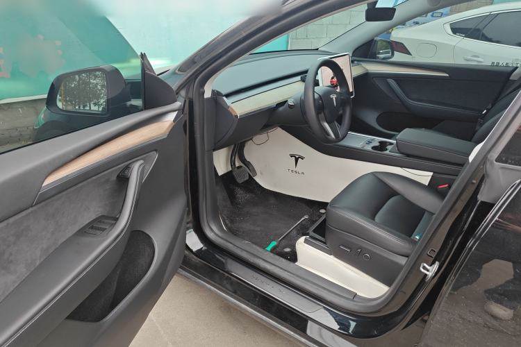 Used Tesla Model Y 2023 Long-Range All-Wheel-Drive Version
