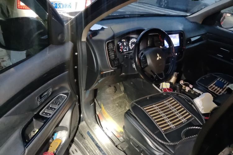 Used Mitsubishi Outlander 2019 2.4L 4x4 Zhi Xiang Edition 7 Seats China VI Standard Driver Seat