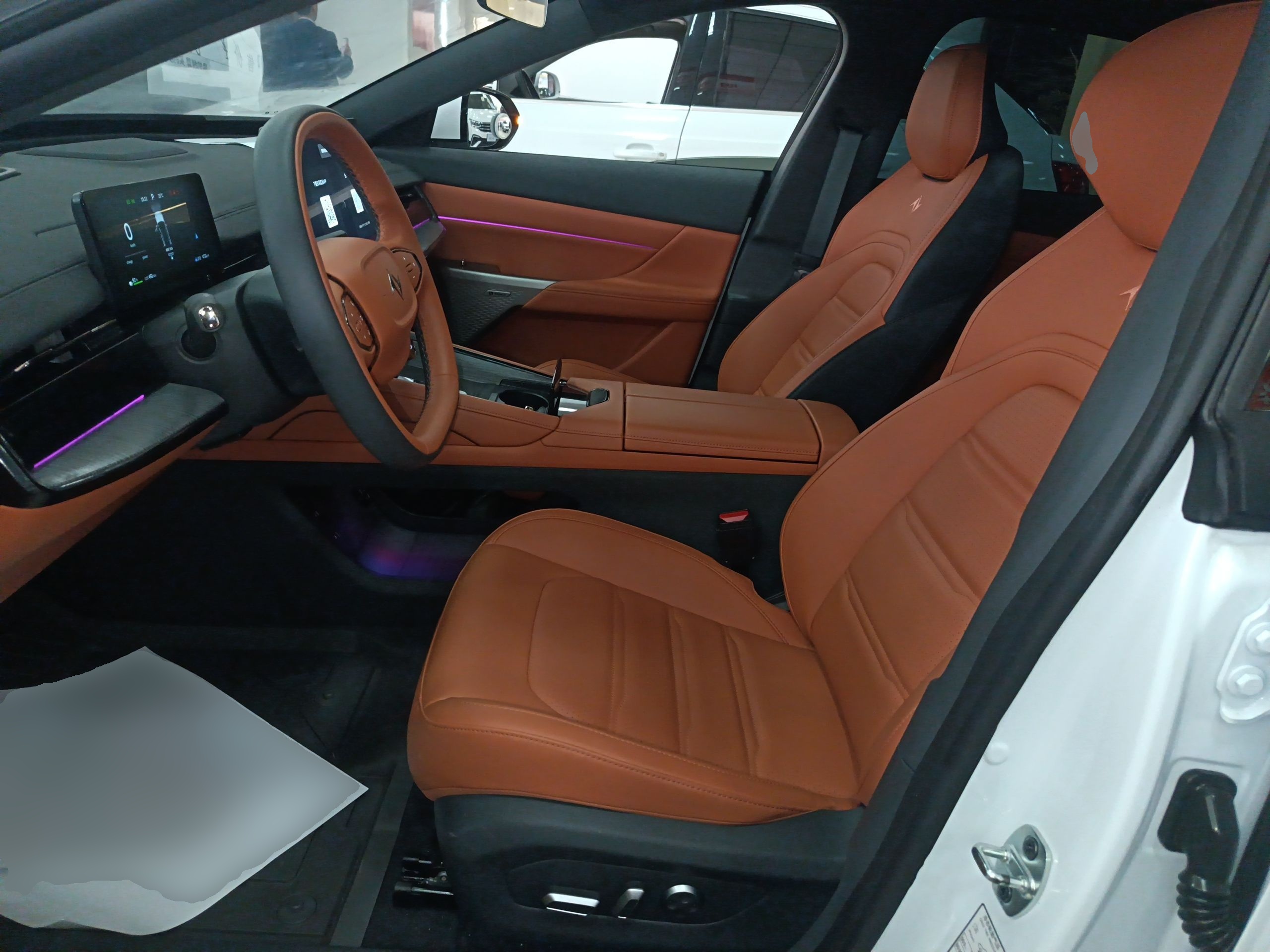 المقاعد الأمامية داخل السيارة