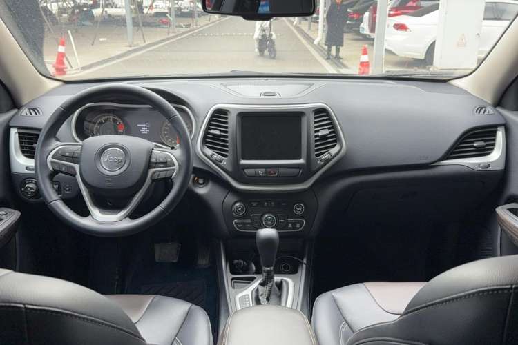 Used Jeep Cherokee 2020 2.0L Two-Wheel Drive Classic Sports Edition