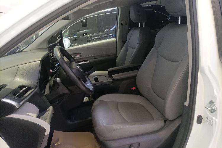 Used Toyota Granvia 2022 2.5L Hybrid Premium Edition
