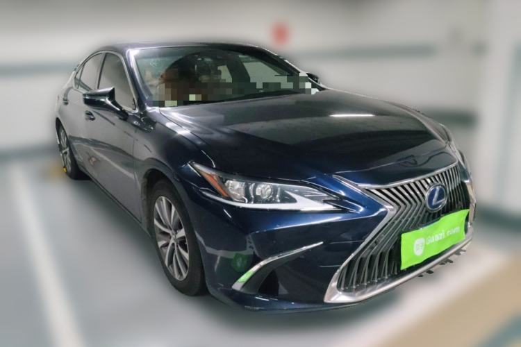 Used Lexus ES 2020 300h Premier Edition Front Right 45 Deg